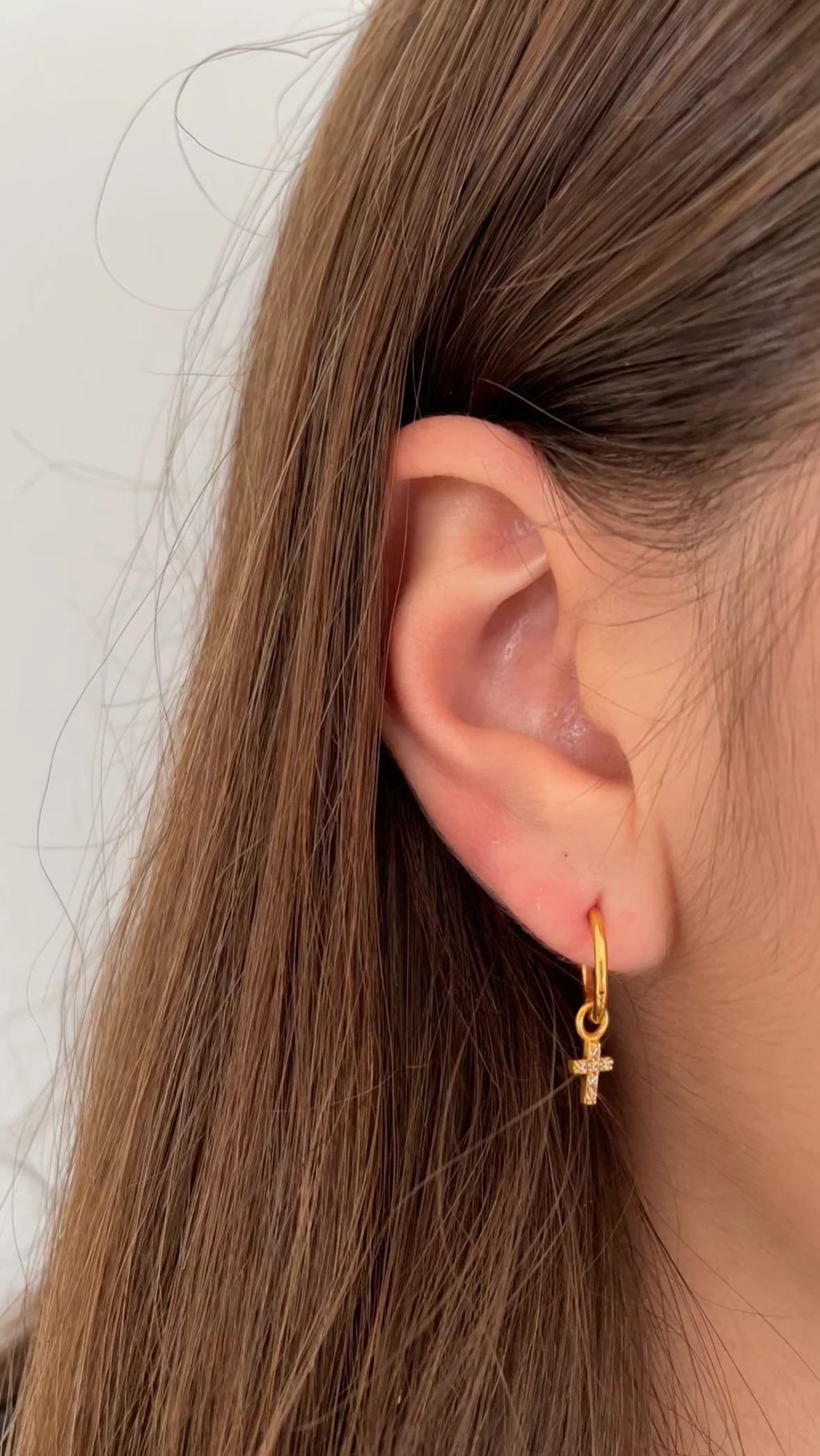 Boucle d'oreille avec croix plaqué or avec zirconia - Image 2