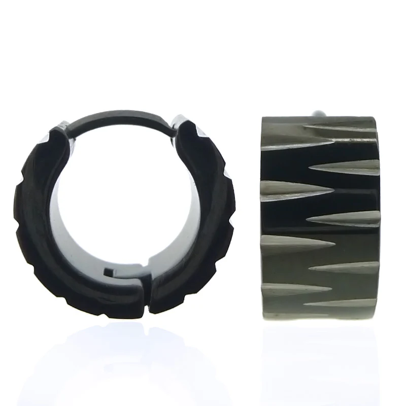 Piercing oreille : anneau noir avec gravures acier