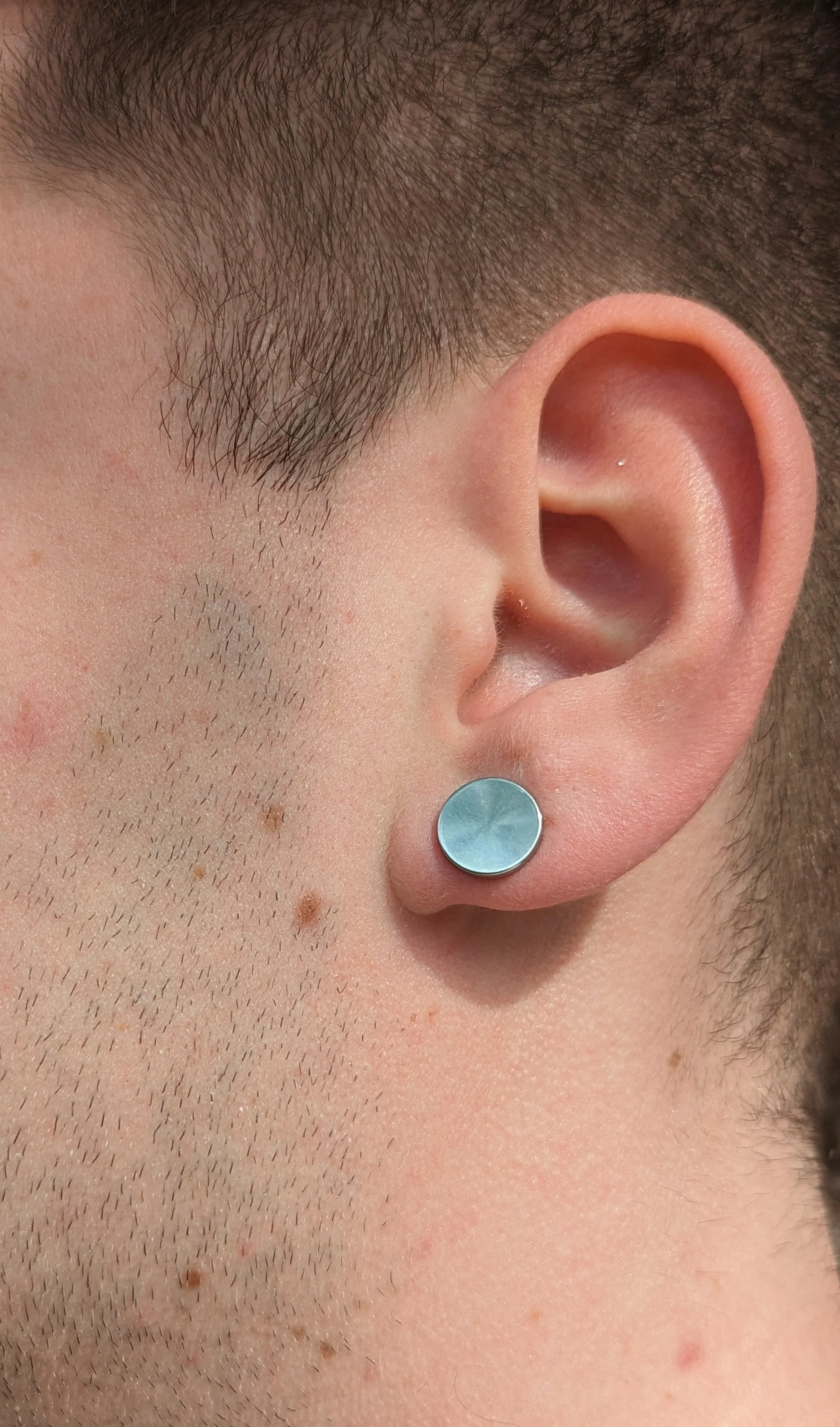 Piercing faux plug en acier motif relief - Image 3