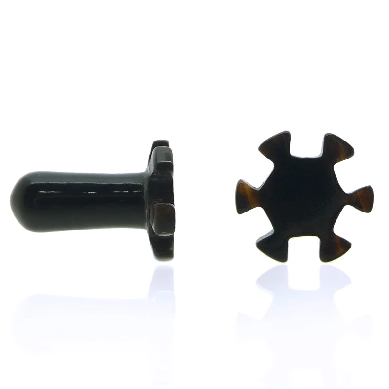 Piercing plug en corne pour le lobe d'oreille avec motif